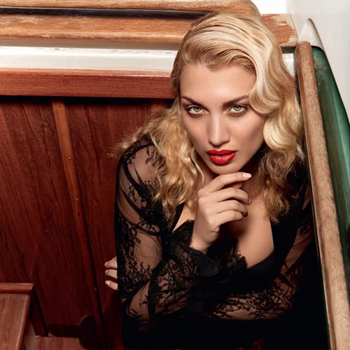 Κωνσταντίνα Σπυροπούλου: Υιοθέτησε το glamorous ανοιξιάτικο look της