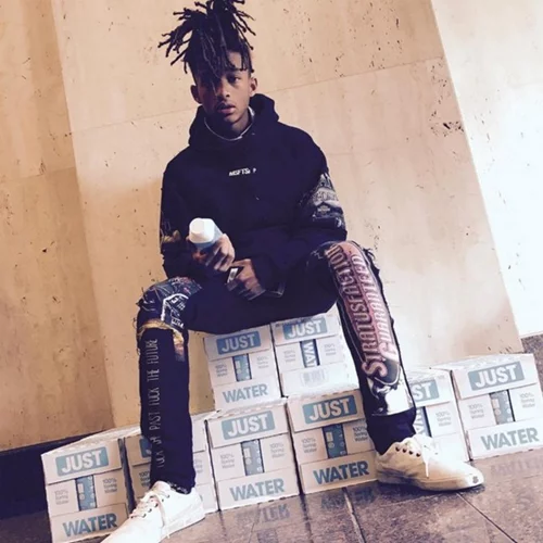 Jaden Smith: Τα τρυφερά φιλιά με τη σύντροφο του στην παραλία