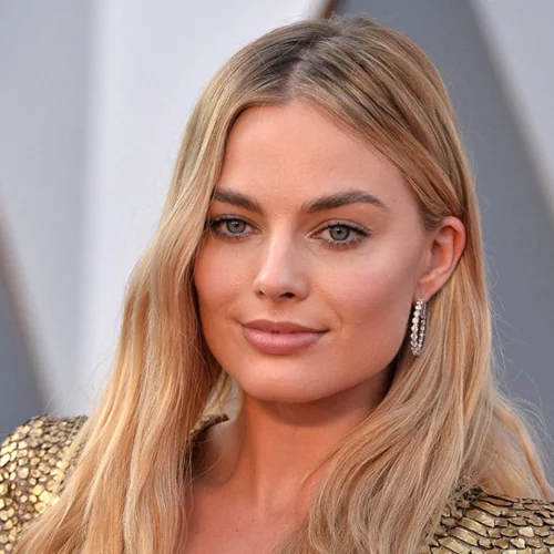 Margot Robbie: Με κόκκινο σύνολο κλέβει τις εντυπώσεις