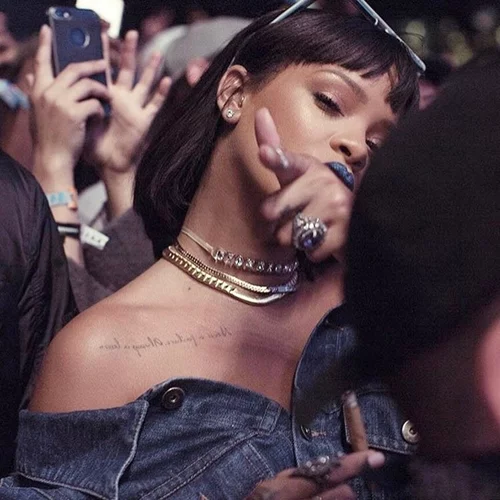 Rihanna: Η εκκεντρική της εμφάνιση στο φεστιβάλ του Coachella