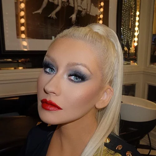 Η Christina Aguilera «έντυσε» στα λευκά το σπίτι της στο Los Angeles