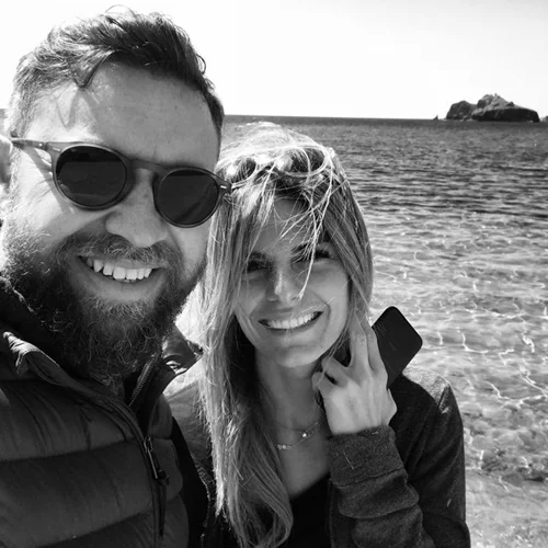 Γιάννης Βαρδής - Νατάσα Σκαφίδα: Έκαναν το πρώτο μπάνιο με την κόρη τους