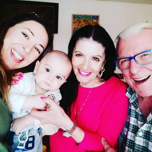 Η Ζωζώ Σαπουντζάκη τραγουδά στον μπέμπη του Κώστα Βουτσά