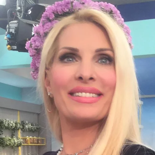 Απογείωσε τα χειμωνιάτικα floral φορέματα, όπως η Ελένη Μενεγάκη