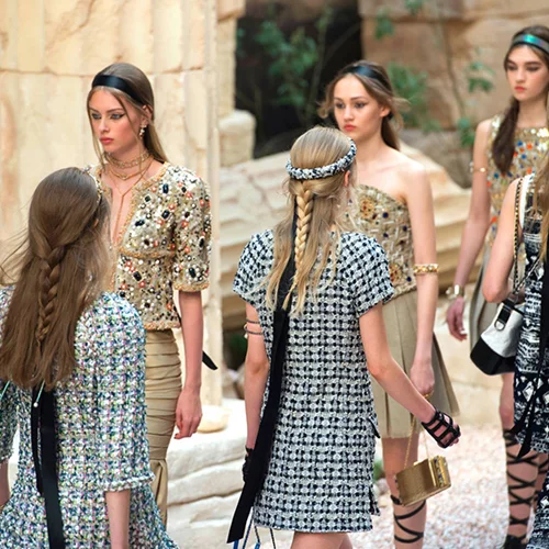 Chanel Cruise 2018: Το fashion show που έφερε ξανά την Αρχαία Ελλάδα στο προσκήνιο