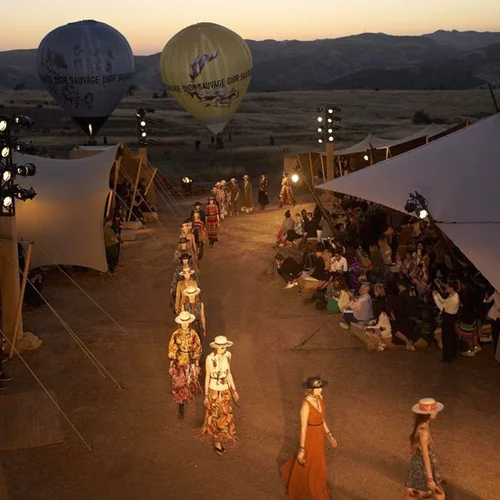 Dior: Στα όρη της Σάντα Μόνικα παρουσίασε την κολεξιόν του ο εμβληματικός γαλλικός οίκος