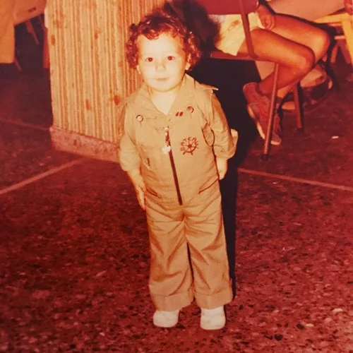 Ποιος Έλληνας παρουσιαστής είναι το παιδάκι της φωτογραφίας;