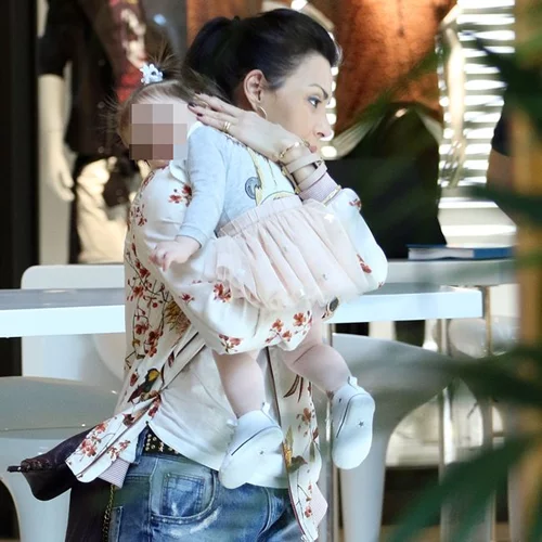 Σίσσυ Φειδά: Βόλτα στα μαγαζιά με την 11 μηνών κορούλα της