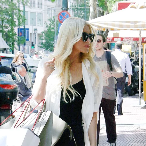 Κατερίνα Καινούργιου: Βόλτα στο Σύνταγμα με αθλητικό look