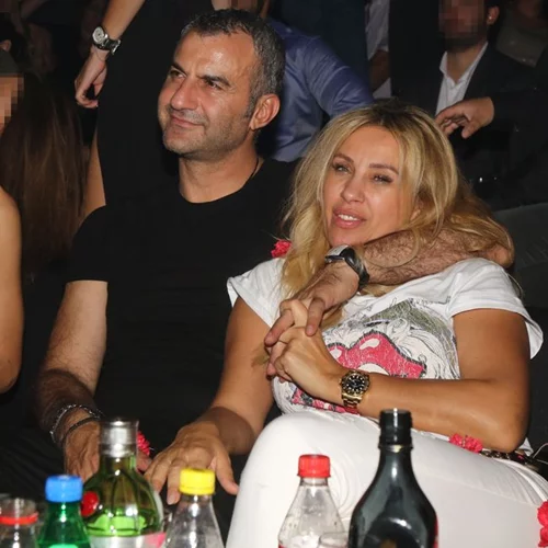 Γωγώ Μαστροκώστα - Τραϊανός Δέλλας: Τα «καυτά» φιλιά του ζευγαριού σε νυχτερινό κέντρο