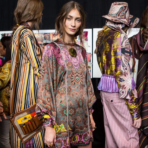 Καλεσμένη σε καλοκαιρινό γάμο; 10 εναλλακτικοί συνδυασμοί που ΔΕΝ περιλαμβάνουν φόρεμα