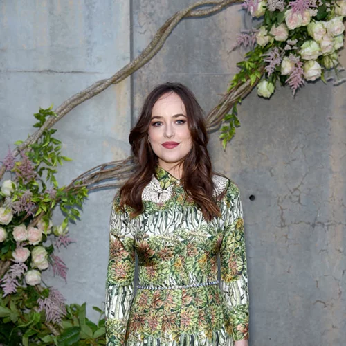 Dakota Johnson: Φοράει τη νέα τάση στα ανοιξιάτικα φλοράλ