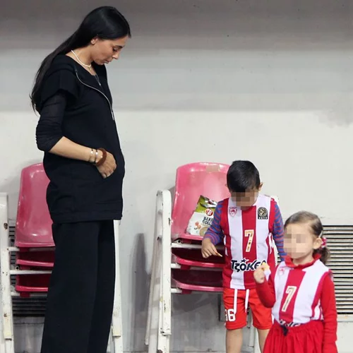 Ολυμπία Χοψονίδου: Στο γήπεδο με τα παιδιά της στον 5ο μήνα της εγκυμοσύνης της