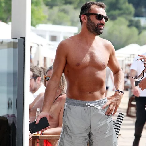 Λάμπρος Χούτος: Μετά την παραλία του Άγιου Δομίνικου, στην παραλία της Βουλιαγμένης