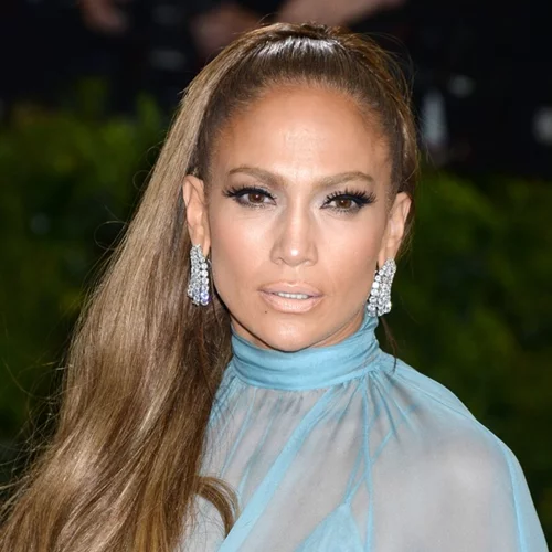 Λέτε να ισχύει; Η JLo λανσάρει beauty προϊόν (και θα εκτοπίσει ακόμα και την Kim Kardashian)