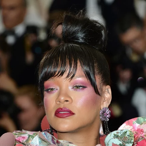 Rihanna: Ήταν η πιο καλοντυμμένη στο Met Gala και η πιο... γλωσσού!