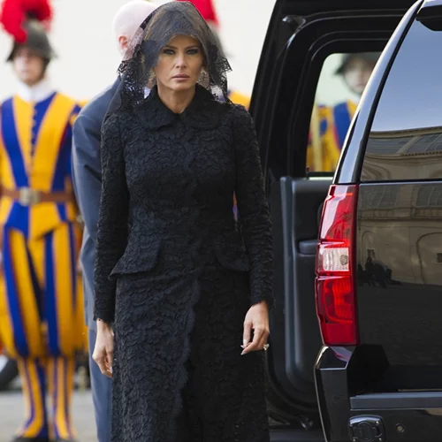 Melania Trump: Με μαύρο τούλι στο κεφάλι βρέθηκε στο Βατικανό