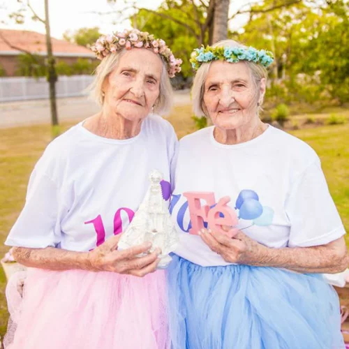 Δίδυμες αδερφές κάνουν την πιο όμορφη φωτογράφηση για τα 100α τους γενέθλια