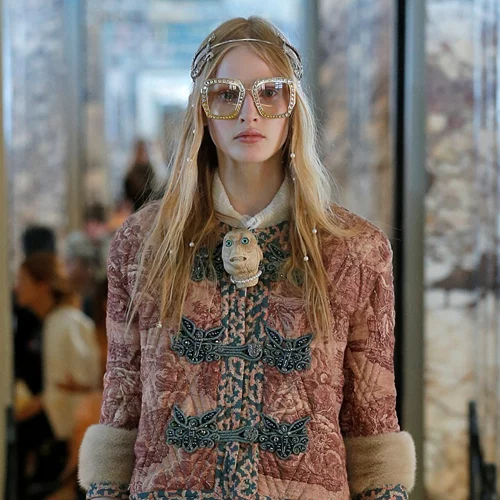 O οίκος Gucci προτείνει το πιο κομψό αξεσουάρ για τα μαλλιά (που εσύ διαρκώς σνομπάρεις)