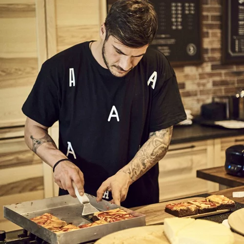 O Άκης Πετρετζίκης μαγειρεύει το αγαπημένο σου φαγητό!