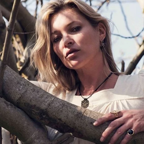 Kate Moss: Γυμνή για τη δική της συλλογή κοσμημάτων