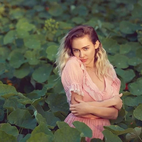 Miley Cyrus: Μας δείχνει για πρώτη φορά το δαχτυλίδι αρραβώνων της!