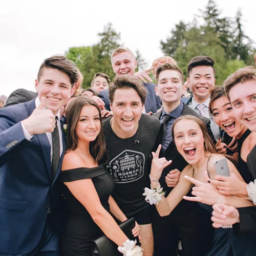 Justin Trudeau: Το απίστευτο photobombing σε σχολική φωτογραφία!