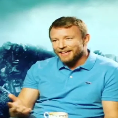 Guy Ritchie: Μιλά για την εποχή που ήταν υδραυλικός στην Ίο