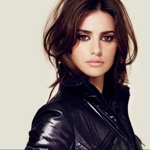Penelope Cruz: Η επίσημη φωτογράφηση ως Donatella Versace