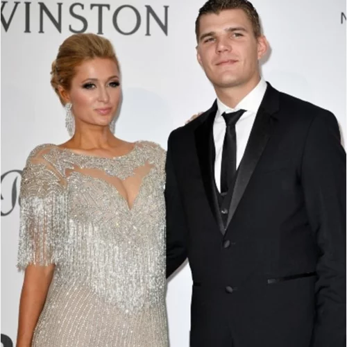 Paris Hilton: Πιo διαχυτική από ποτέ στις Κάννες με τον σύντροφό της