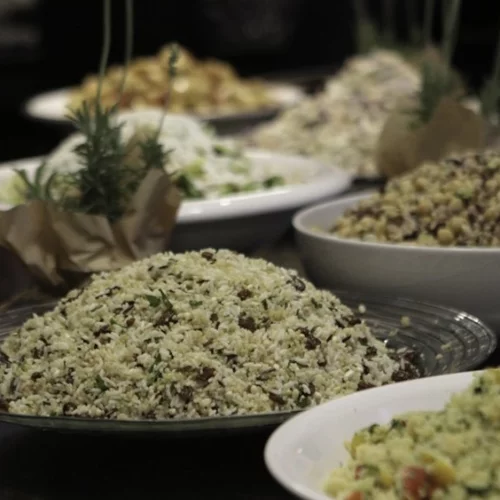 Σαλάτα με άγριο ρύζι, κινόα, σταφίδες και κουκουνάρι. Πεντανόστιμη ΚΑΙ νηστίσιμη