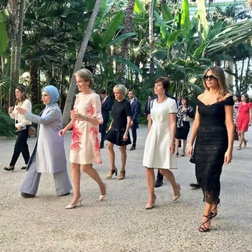 Όταν οι εννέα Πρώτες Κυρίες γνώρισαν τον μοναδικό Πρώτο Κύριο!