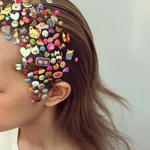 Τι άλλο θα κάνεις; Θα βάλεις αυτοκόλλητα στα μαλλιά για να είσαι το απόλυτο '90s κορίτσι!