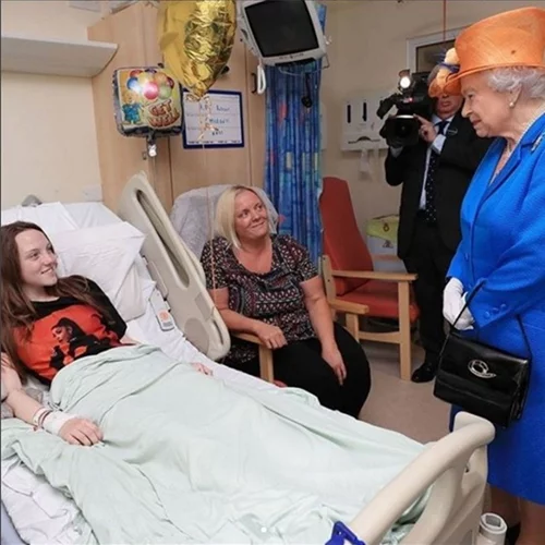 Βασίλισσα Ελισάβετ: Επισκέφθηκε το νοσοκομείο στο Μάντσεστερ