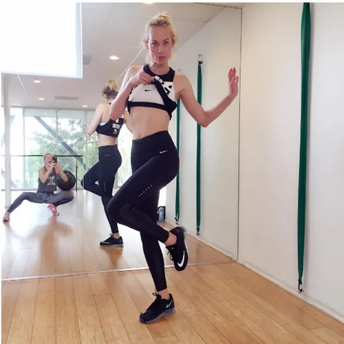 Amber Valletta: Το supermodel γυμνάζεται με τον πιο διασκεδαστικό τρόπο (θα το λατρέψεις!)