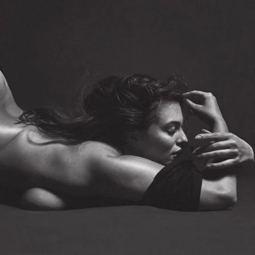 Ashley Graham: Φωτογραφίζεται γυμνή και μιλάει για την "ασήμαντη" κυτταρίτιδα της