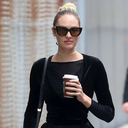 H Candice Swanepoel αποδεικνύει ότι το μάυρο δείχνει εξίσου cool και την άνοιξη