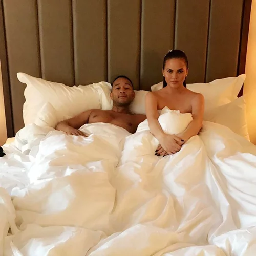 Chrissy Teigen: Έτσι πήρε την εκδίκηση της όταν ο σύζυγός της χόρεψε με θαυμάτρια του επί σκηνής
