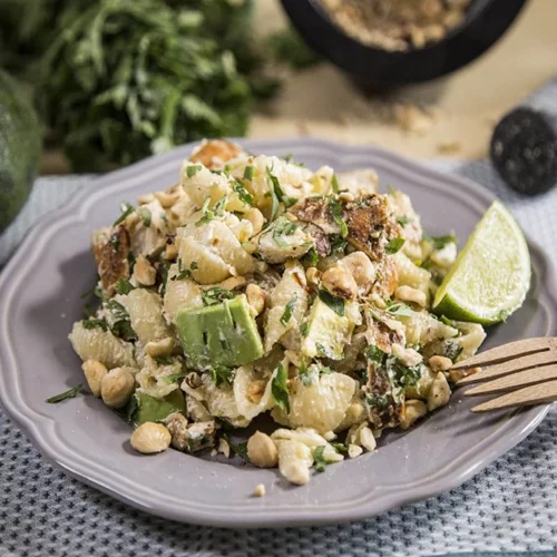 Survivor σήμερα; Να πώς θα φτιάξεις την πιο healthy σαλάτα με κοτόπουλο και αβοκάντο (και χωρίς να πας σούπερ μάρκετ!) – βίντεο