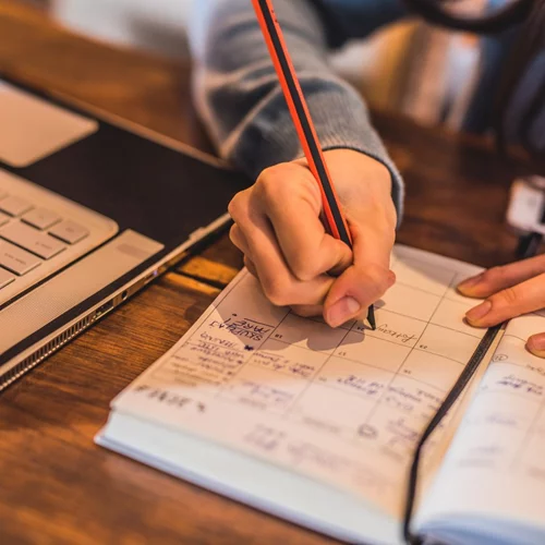 Ποια ζώδια είναι οργανωτικά; Τι πρέπει να ξέρει κάθε ζώδιο για να πάει καλά στα επαγγελματικά;