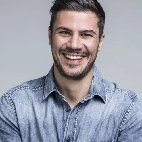 Άκης Πετρετζίκης | Δε θα πιστέψεις από πού γνωρίζεις τη νέα του σύντροφο!