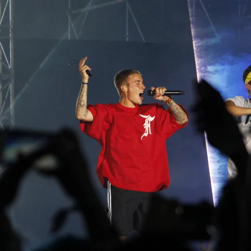 Justin Bieber: Έχασε τα λόγια του επί σκηνής! (βίντεο)