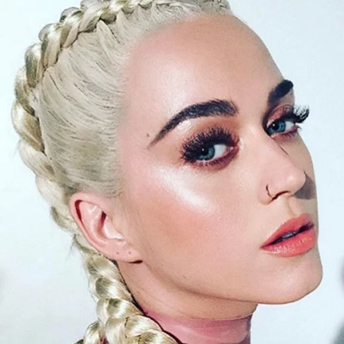 Katy Perry: "Κάθε βραβείο που έχω κερδίσει είναι ψεύτικο"