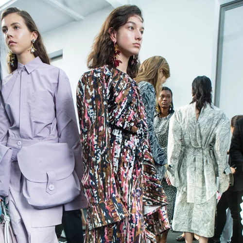 Καλοκαίρι στο γραφείο: Oι πιο stylish ιδέες για ντύσιμο από την πασαρέλα