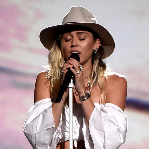 Miley Cyrus: Η συγκινητική της performance στα Billboard Music Awards (βίντεο)
