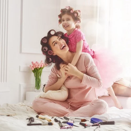 Πως θα μεγαλώσεις ευγενικά παιδιά που νοιάζονται: Τα 7 σημεία της έρευνας του Χάρβαρντ