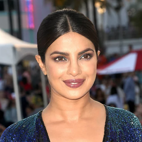 Μπλε μάσκαρα; Μη φοβηθείς και κάντο όπως η Priyanka Chopra!