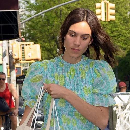 Alexa Chung: Mόλις επιβεβαίωσε πως οι καουμπόικες μπότες είναι και πάλι τάση