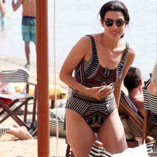 Τόνια Σωτηροπούλου: Με ολόσωμο μαγιό έβαλε φωτιά στην παραλία