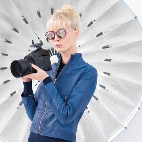 Τα γυαλιά πεταλούδα αναγεννώνται με τον πιο cool τρόπο μέσα από τη συλλογή Vogue Eyewear!